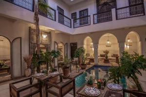马拉喀什法尔汉庭院旅馆的植物之家的室内游泳池