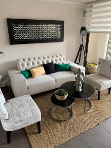 安托法加斯塔MATI´S APARTAMENT的客厅配有白色沙发和两把椅子