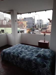 利马Sucesac的一间卧室设有一张床和一个大窗户