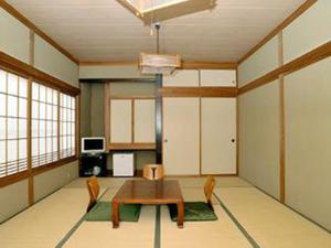 松本赛扶苏日式旅馆的一间用餐室,在房间内配有桌椅