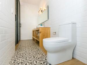 托纳提科hotel boutique lila&co的一间带卫生间、水槽和镜子的浴室