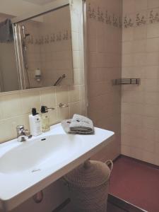 哈诺桑德高速公路酒店的浴室配有白色水槽和淋浴。
