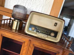 科布伦茨Hotel Berghof by 42的一张桌子上的一个旧收音机