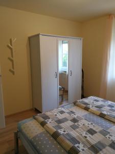 海德堡海德堡夏洛特公寓的一间卧室配有一张床、一个衣柜和一个窗户。