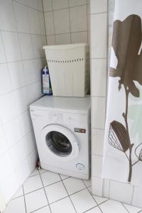 海德堡海德堡夏洛特公寓的浴室角落里的洗衣机和烘干机