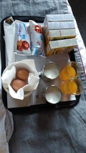 依尔福Arinza Hotel, London Ilford的包括鸡蛋和其他食品的午餐盒