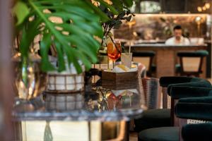 马略卡岛帕尔马帕尔马套房酒店的餐馆里一个有植物和男人的桌子