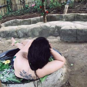 安蒂波洛Antipolo Rizal -Tent Site-Forest Camp Adventure-with Hike & Climb的女人坐在浴缸里