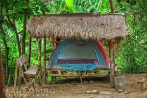 安蒂波洛Antipolo Rizal -Tent Site-Forest Camp Adventure-with Hike & Climb的森林里的帐篷和椅子