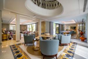 吉达Vivienda Hotel Villas, Jeddah的客厅配有椅子和桌子