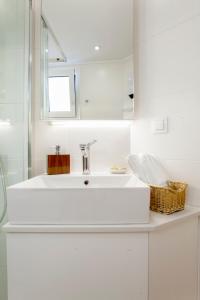 海若克利欧Katerina's home的白色的浴室设有水槽和镜子