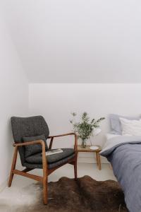 科武港Cabeca Da Cabra Casa De Campo的卧室配有床边的椅子