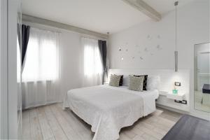 佛罗伦萨Dépendance Machiavelli - Apartment and Wine的白色的卧室设有床和窗户