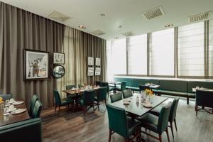 柏林柏林安德尔斯霍夫机场酒店的用餐室设有桌椅和窗户。