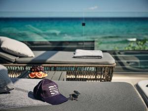 阿利卡纳斯Blue View Villa的坐在海边桌子顶上的帽子