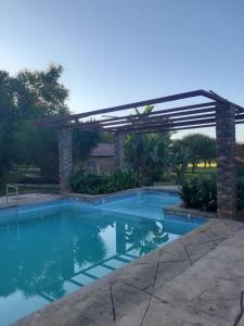 沃姆巴斯El Rancho Grande的庭院中游泳池上的凉亭