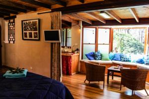 Mount TomahTomah Retreat - Studio RELAX with fireplace的一间卧室设有一张床和一间客厅。