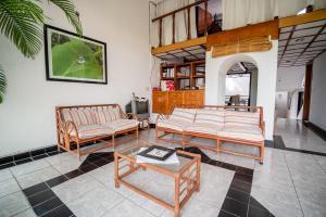 圣克鲁斯华特库Posada Jois的客厅配有两张沙发和一张桌子