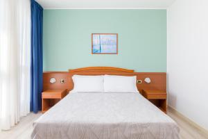 马尔孔滕塔帕罗迪欧酒店的一间卧室配有一张带两个床头柜的床