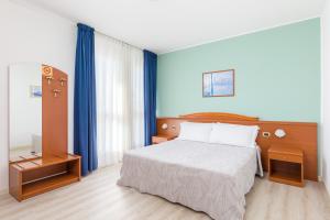 马尔孔滕塔帕罗迪欧酒店的酒店客房设有床和窗户。