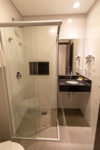 弗洛里亚诺波利斯Hotel & Pousada Favareto的带淋浴和盥洗盆的浴室