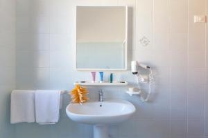 圣维托罗卡波Residence Smeraldo的浴室配有盥洗盆、镜子和毛巾
