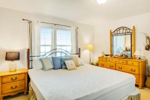 韦斯特波特Ocean Avenue Condos的一间卧室配有一张带镜子和梳妆台的床