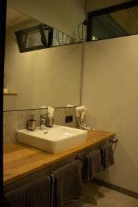 Malaya BugayevkaFG Dzherelo S的浴室设有白色水槽和镜子
