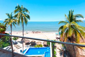 巴亚尔塔港Vallarta Shores Beach Hotel的享有棕榈树海滩和大海的景色