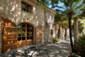 坎潘科夏Hort Den Gelos Campanet Mallorca的一座带木门和棕榈树的房子