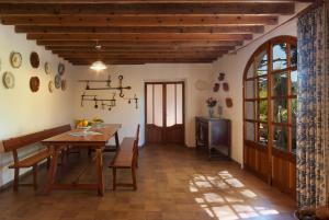 坎潘科夏Hort Den Gelos Campanet Mallorca的一间带木桌和电视的用餐室