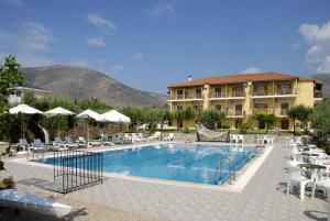 加拉希德松阿尔图洛拜酒店的一个带椅子的游泳池和一间酒店