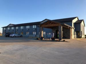 特伦顿Cobblestone Inn & Suites - Trenton的一座大型建筑,前面设有停车场