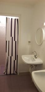 圣韦朗Õ 2040 Chambre Flocon的浴室设有黑色和白色的浴帘和水槽