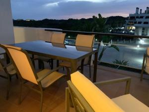 EsteponaApartamento en Magnifico Resort - Parque Botanico的美景阳台配有桌椅