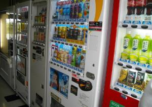 丰桥市Okadaya Bayside - Vacation STAY 00055v的装满饮料的自动售货机