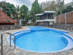Collection O 89999 Hotel Bumi Kedaton Resort内部或周边的泳池