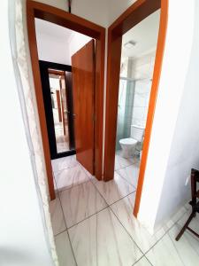 大普拉亚Apartamento Mirim Praia Grande的一间带镜子和卫生间的浴室
