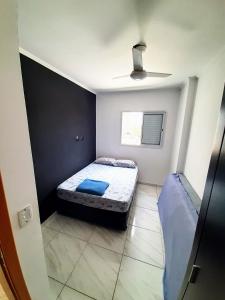 大普拉亚Apartamento Mirim Praia Grande的一间小卧室,配有床和窗户