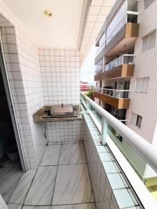 大普拉亚Apartamento Mirim Praia Grande的带浴缸的建筑阳台