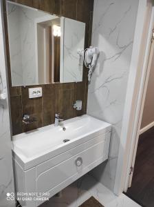 阿克托比ЖОМАРТ的浴室设有白色水槽和镜子