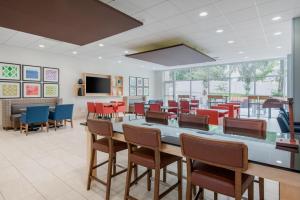 阿拉楚阿Holiday Inn Express & Suites Alachua - Gainesville Area, an IHG Hotel的大型用餐室配有桌椅