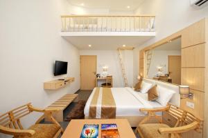 安君纳De Lagom Comforts, Anjuna Beach的一间带特大号床的卧室和一间客厅