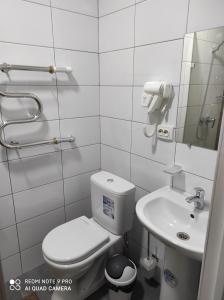 阿克托比ЖОМАРТ的一间带卫生间和水槽的浴室