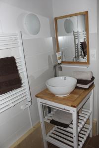 拉布雷斯Studio tout confort au calme的浴室设有白色水槽和镜子