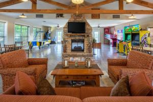 PapinHoliday Inn Club Vacations Timber Creek Resort at De Soto的客厅设有两张沙发和一个壁炉