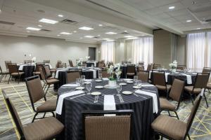 亚特兰大亚特兰大机场北戴斯酒店的一间会议室,配有长桌子和椅子