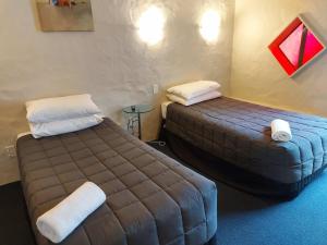 奥克兰帕克兰汽车旅馆的一间客房内配有两张床的房间