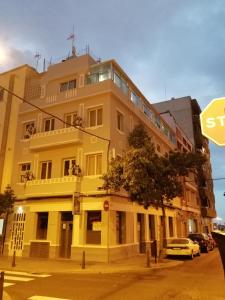 大加那利岛拉斯帕尔马斯阿卡拉瓦内拉斯青年旅舍的街道拐角处的黄色建筑