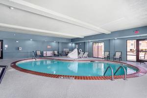 Holiday Inn Express & Suites Van Buren-Fort Smith Area, an IHG Hotel内部或周边的泳池
